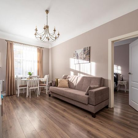 Stylish Latvian Classic 1-Bedroom Apartment Near City Center, Parks & Public Transport Links Riga Esterno foto