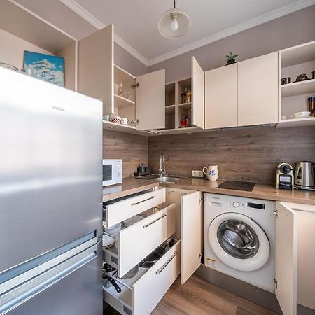 Stylish Latvian Classic 1-Bedroom Apartment Near City Center, Parks & Public Transport Links Riga Esterno foto