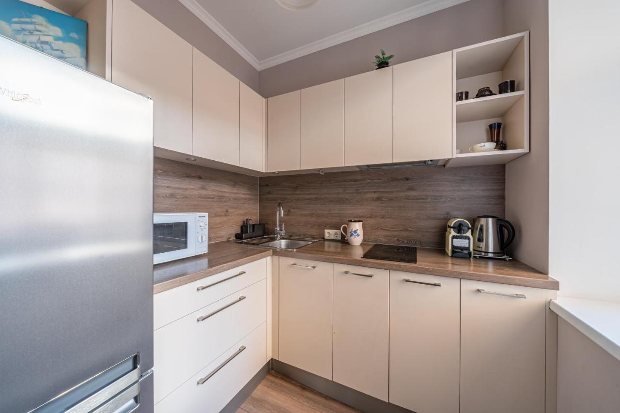 Stylish Latvian Classic 1-Bedroom Apartment Near City Center, Parks & Public Transport Links Riga Esterno foto