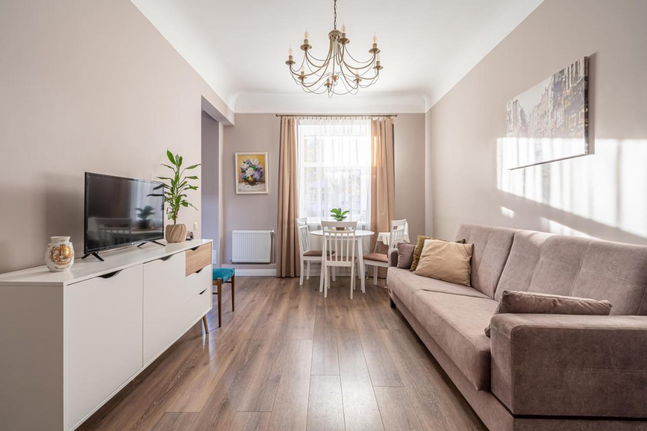 Stylish Latvian Classic 1-Bedroom Apartment Near City Center, Parks & Public Transport Links Riga Esterno foto