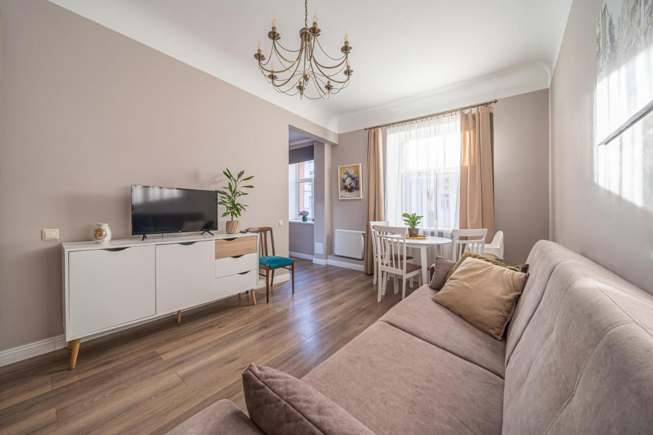 Stylish Latvian Classic 1-Bedroom Apartment Near City Center, Parks & Public Transport Links Riga Esterno foto