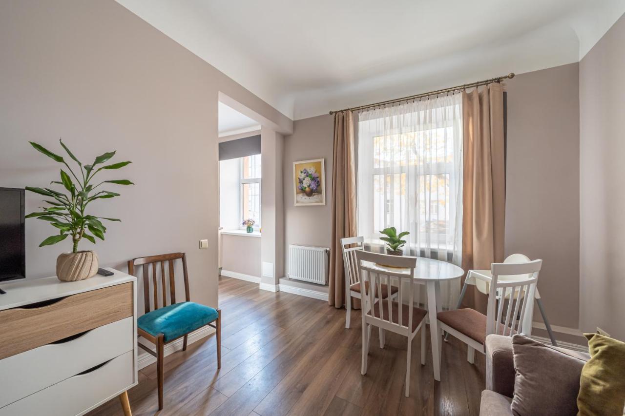 Stylish Latvian Classic 1-Bedroom Apartment Near City Center, Parks & Public Transport Links Riga Esterno foto