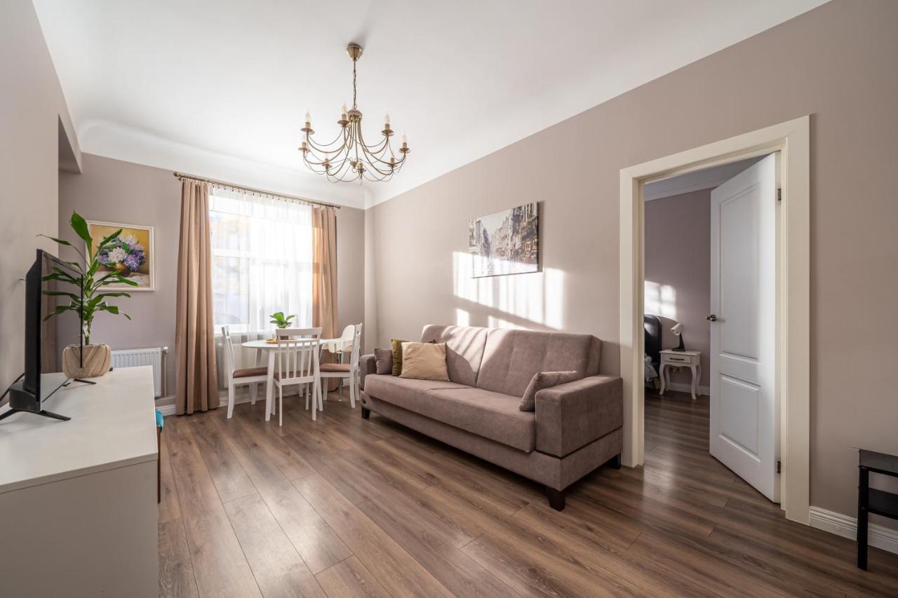 Stylish Latvian Classic 1-Bedroom Apartment Near City Center, Parks & Public Transport Links Riga Esterno foto