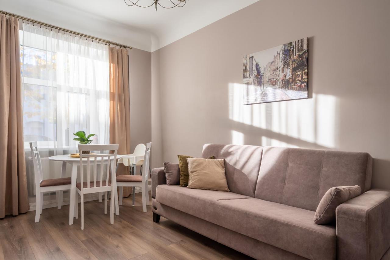 Stylish Latvian Classic 1-Bedroom Apartment Near City Center, Parks & Public Transport Links Riga Esterno foto