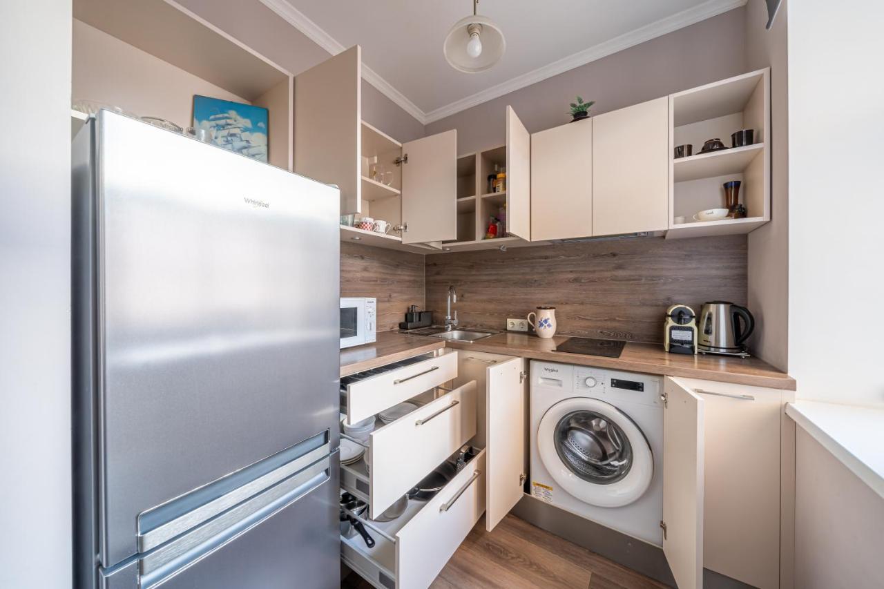 Stylish Latvian Classic 1-Bedroom Apartment Near City Center, Parks & Public Transport Links Riga Esterno foto
