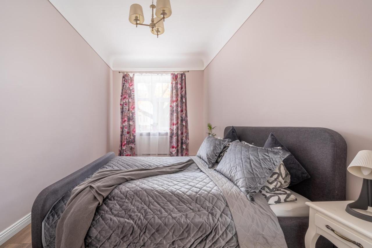 Stylish Latvian Classic 1-Bedroom Apartment Near City Center, Parks & Public Transport Links Riga Esterno foto