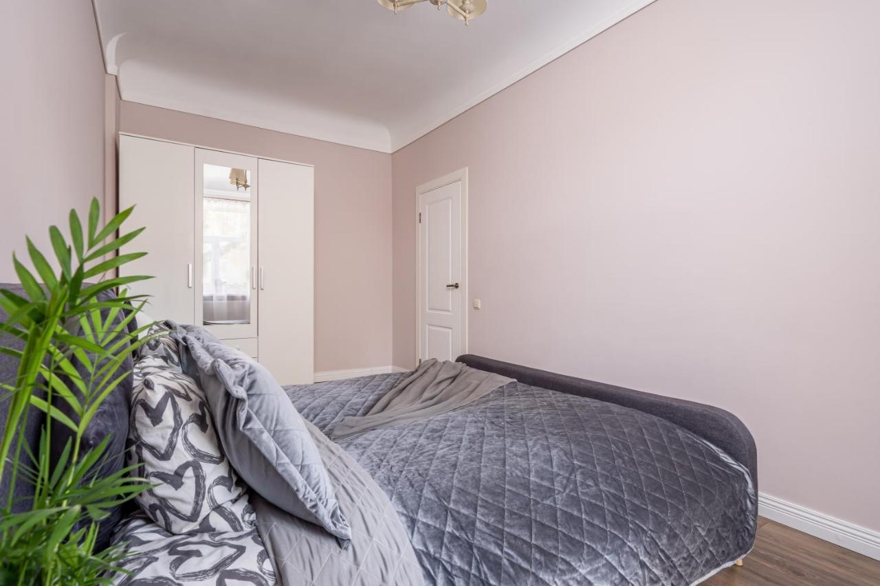 Stylish Latvian Classic 1-Bedroom Apartment Near City Center, Parks & Public Transport Links Riga Esterno foto