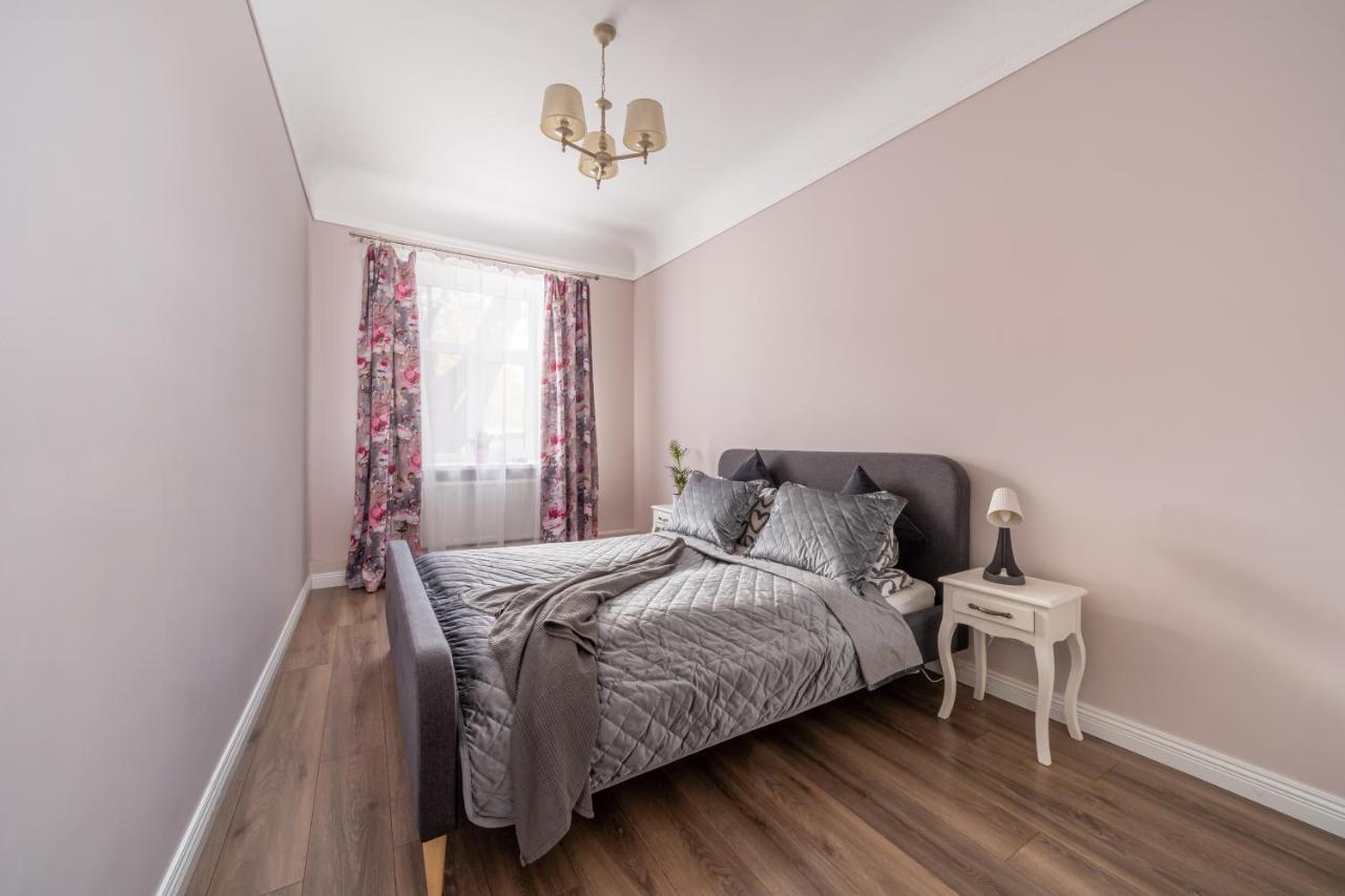 Stylish Latvian Classic 1-Bedroom Apartment Near City Center, Parks & Public Transport Links Riga Esterno foto