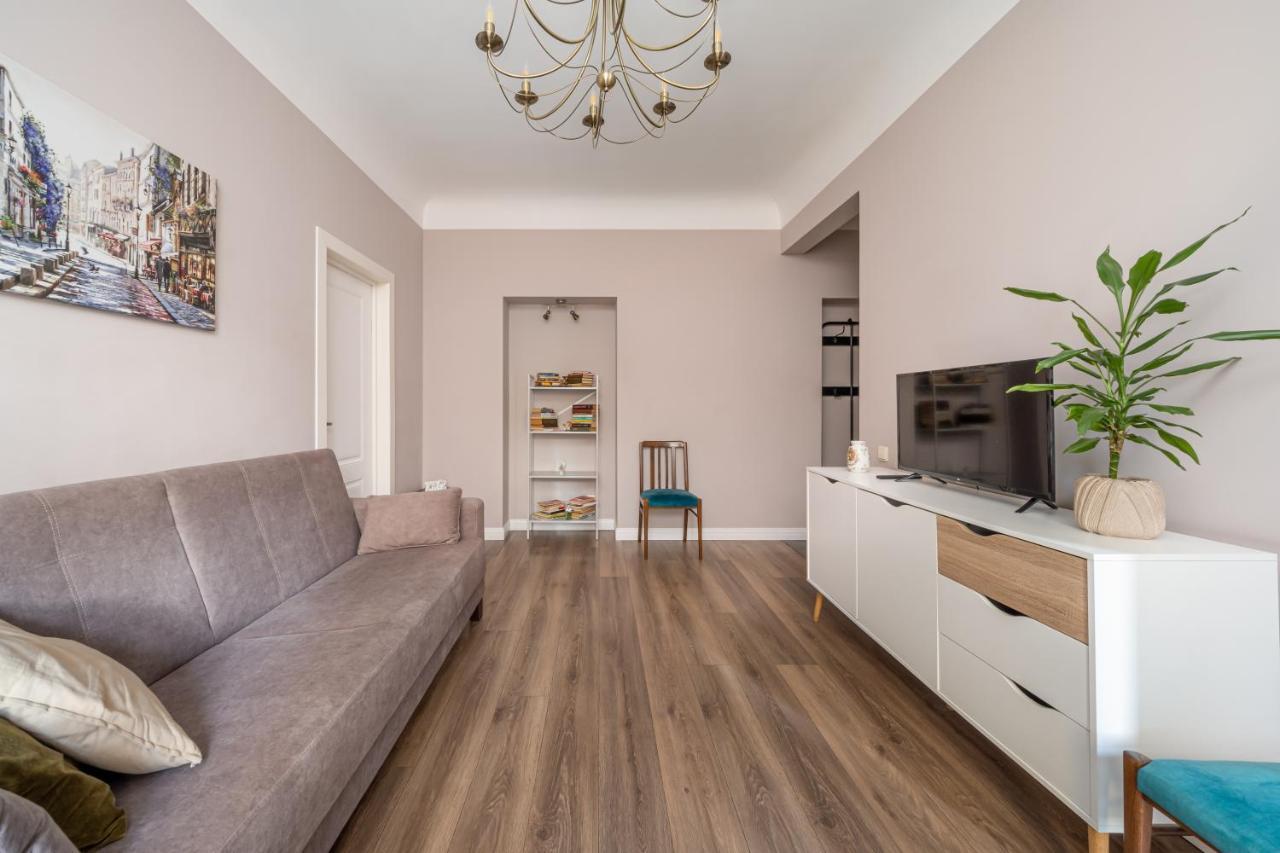 Stylish Latvian Classic 1-Bedroom Apartment Near City Center, Parks & Public Transport Links Riga Esterno foto