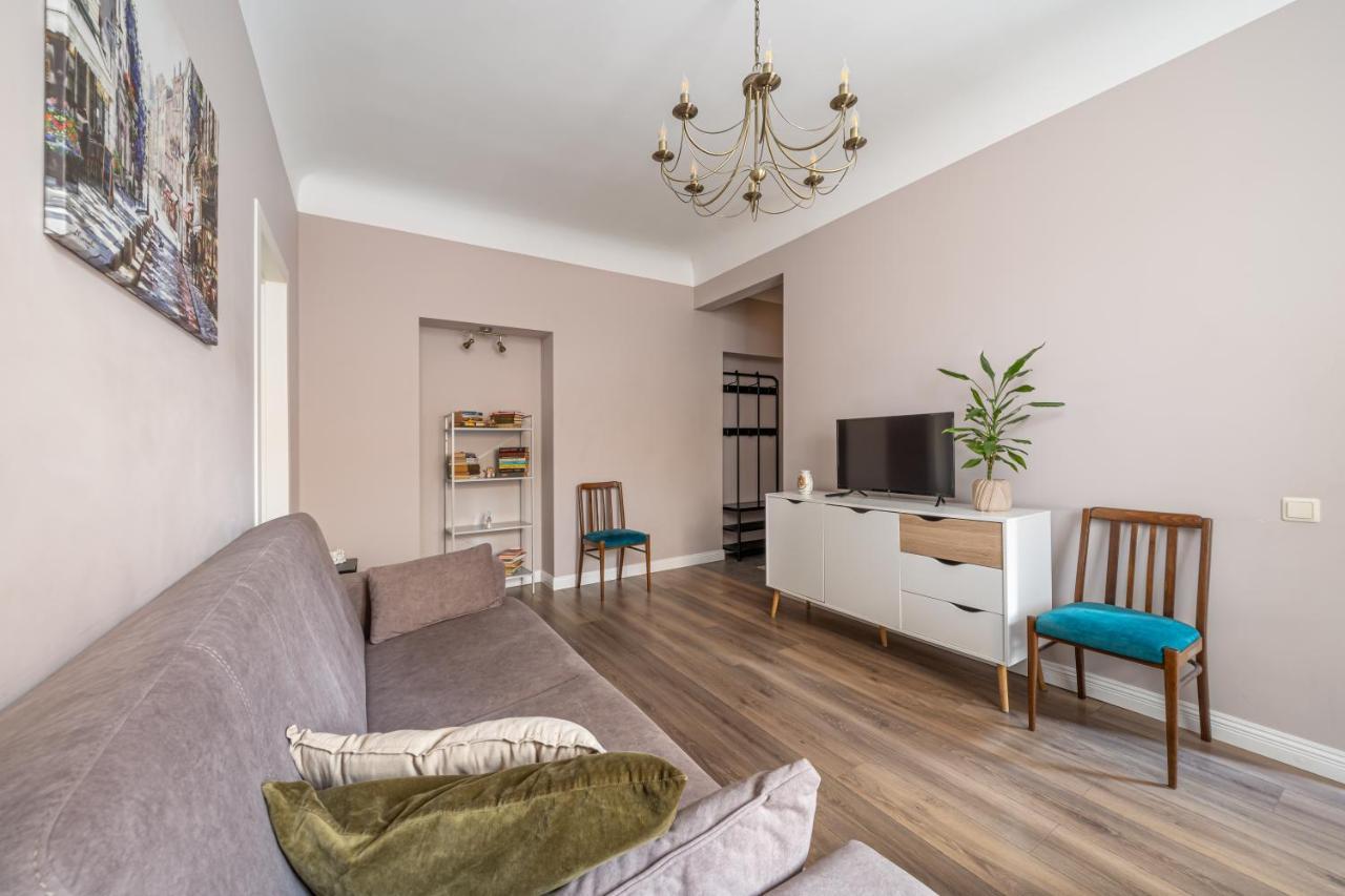 Stylish Latvian Classic 1-Bedroom Apartment Near City Center, Parks & Public Transport Links Riga Esterno foto
