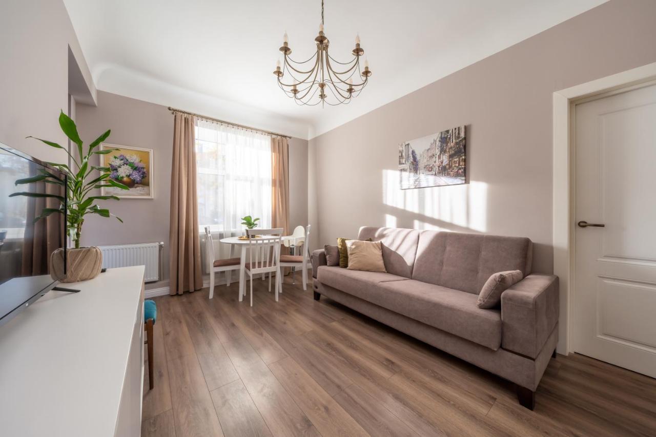 Stylish Latvian Classic 1-Bedroom Apartment Near City Center, Parks & Public Transport Links Riga Esterno foto