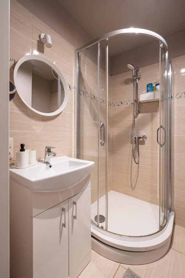 Stylish Latvian Classic 1-Bedroom Apartment Near City Center, Parks & Public Transport Links Riga Esterno foto