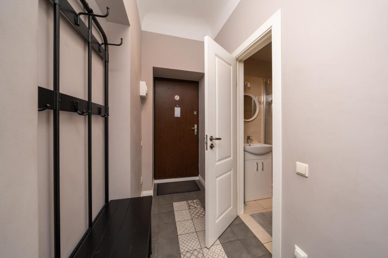 Stylish Latvian Classic 1-Bedroom Apartment Near City Center, Parks & Public Transport Links Riga Esterno foto
