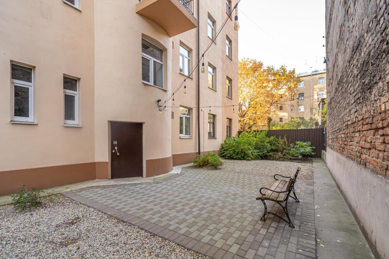 Stylish Latvian Classic 1-Bedroom Apartment Near City Center, Parks & Public Transport Links Riga Esterno foto