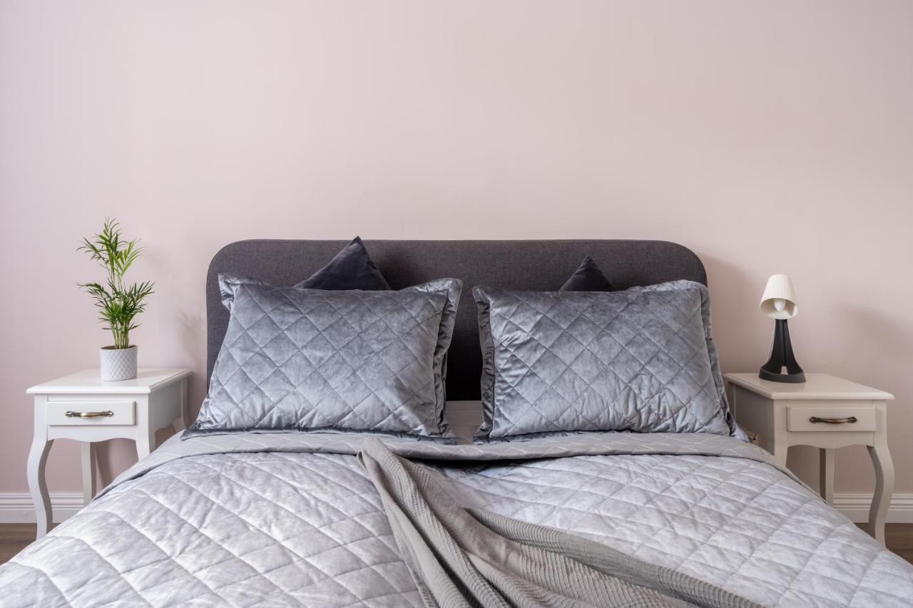 Stylish Latvian Classic 1-Bedroom Apartment Near City Center, Parks & Public Transport Links Riga Esterno foto