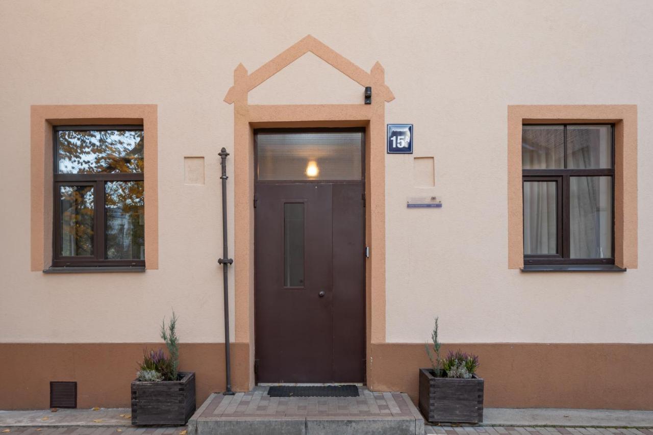 Stylish Latvian Classic 1-Bedroom Apartment Near City Center, Parks & Public Transport Links Riga Esterno foto