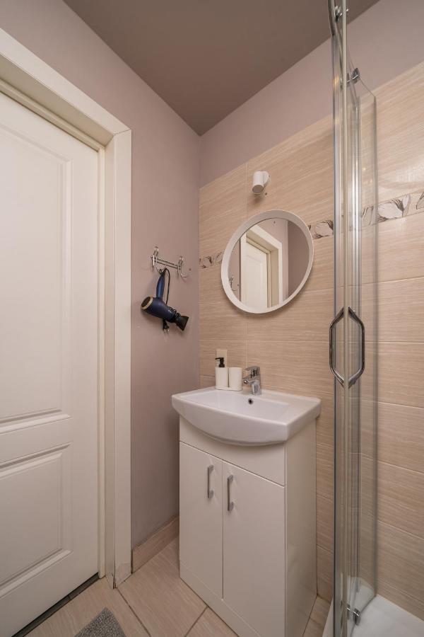 Stylish Latvian Classic 1-Bedroom Apartment Near City Center, Parks & Public Transport Links Riga Esterno foto