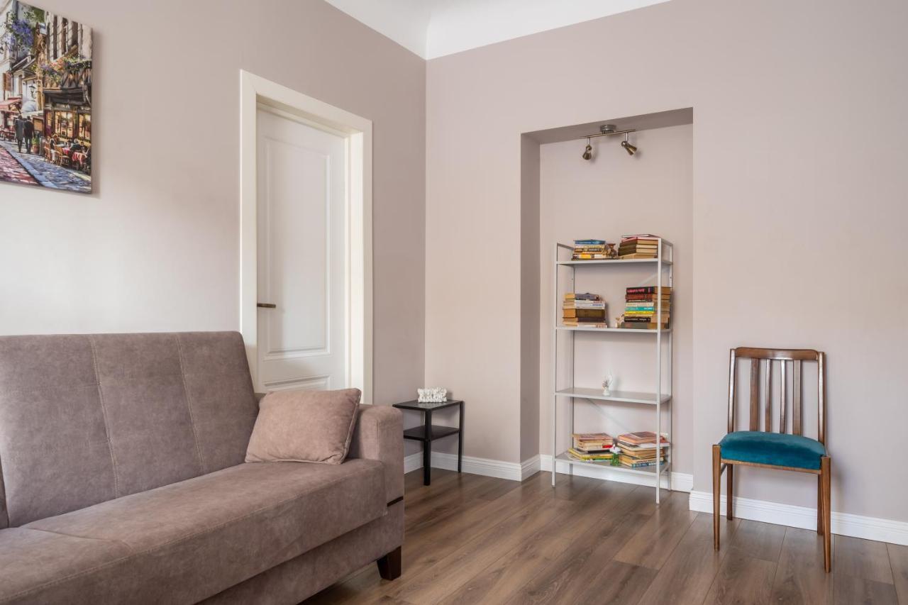 Stylish Latvian Classic 1-Bedroom Apartment Near City Center, Parks & Public Transport Links Riga Esterno foto
