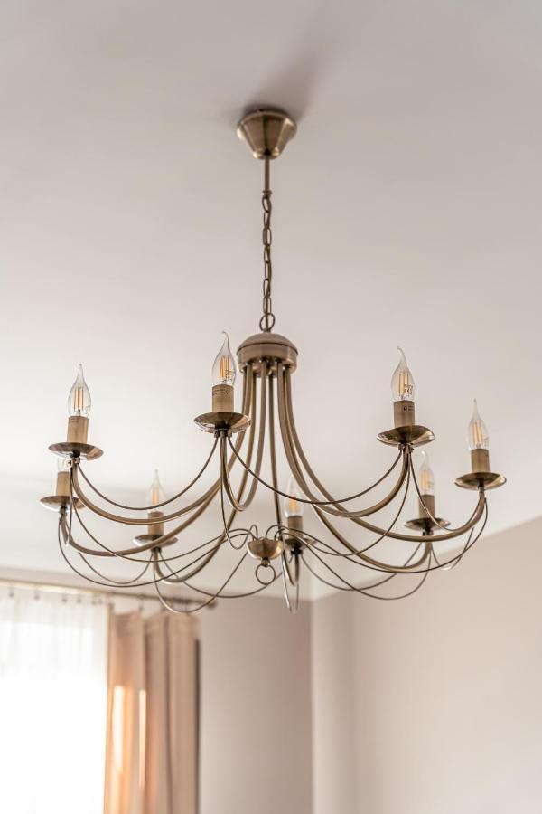 Stylish Latvian Classic 1-Bedroom Apartment Near City Center, Parks & Public Transport Links Riga Esterno foto
