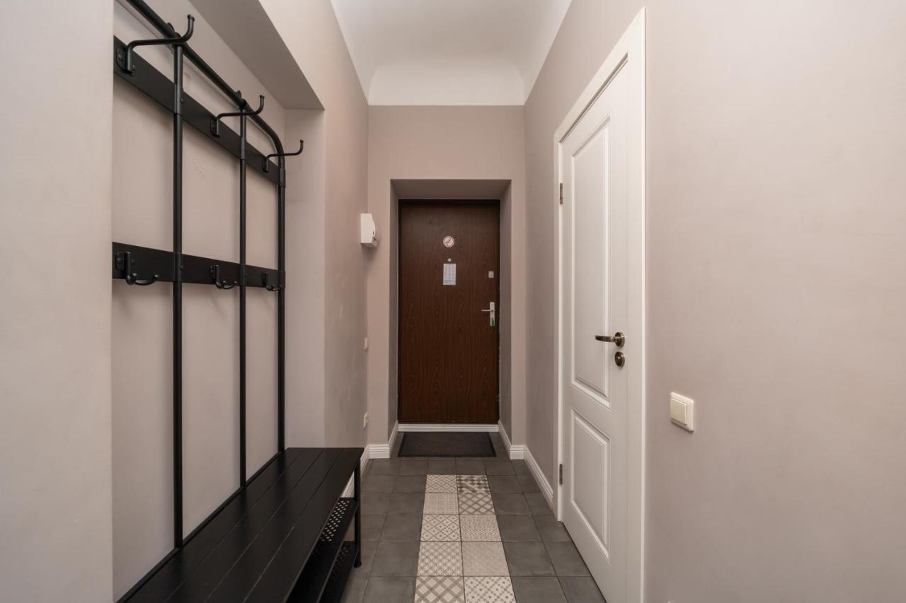 Stylish Latvian Classic 1-Bedroom Apartment Near City Center, Parks & Public Transport Links Riga Esterno foto