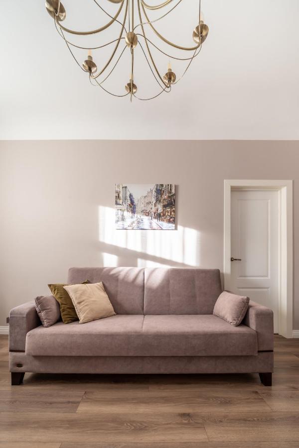 Stylish Latvian Classic 1-Bedroom Apartment Near City Center, Parks & Public Transport Links Riga Esterno foto