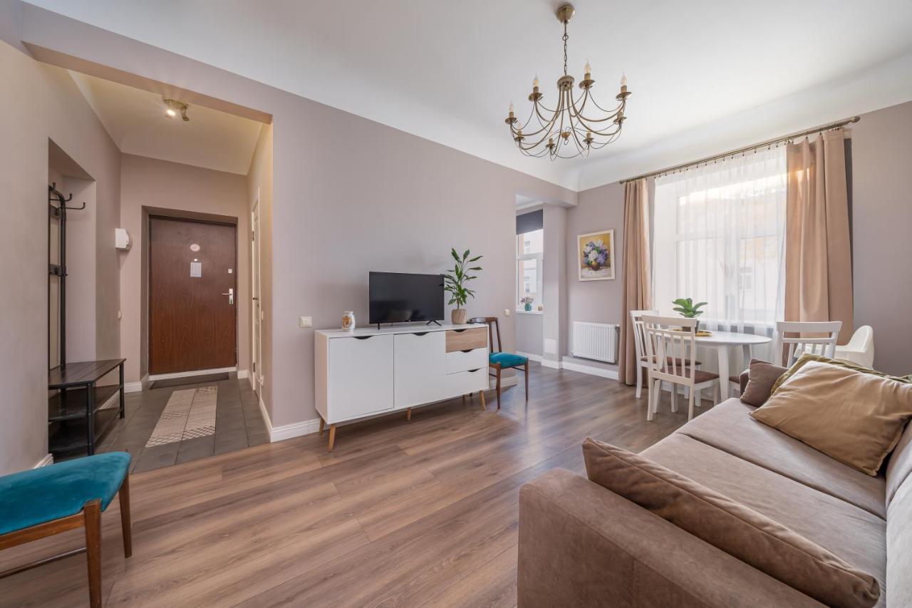 Stylish Latvian Classic 1-Bedroom Apartment Near City Center, Parks & Public Transport Links Riga Esterno foto