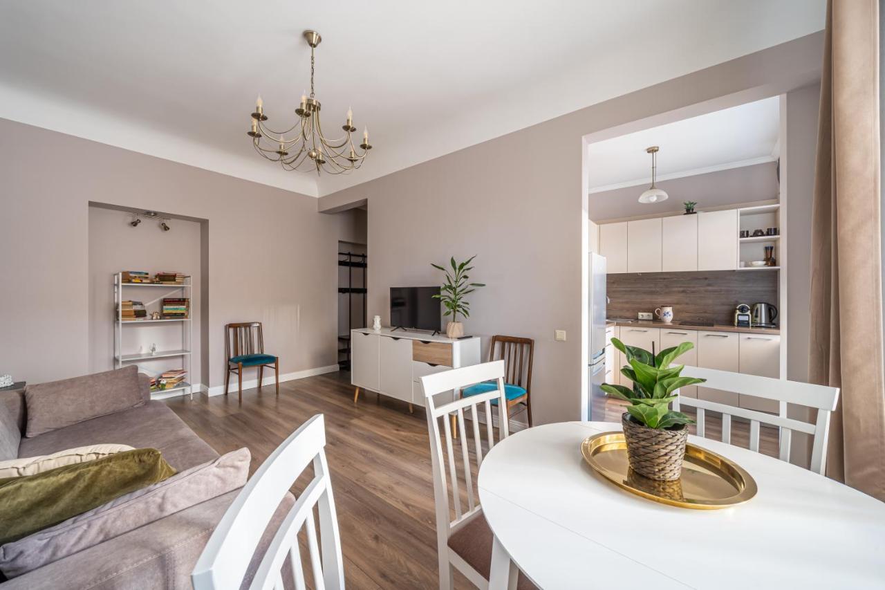 Stylish Latvian Classic 1-Bedroom Apartment Near City Center, Parks & Public Transport Links Riga Esterno foto