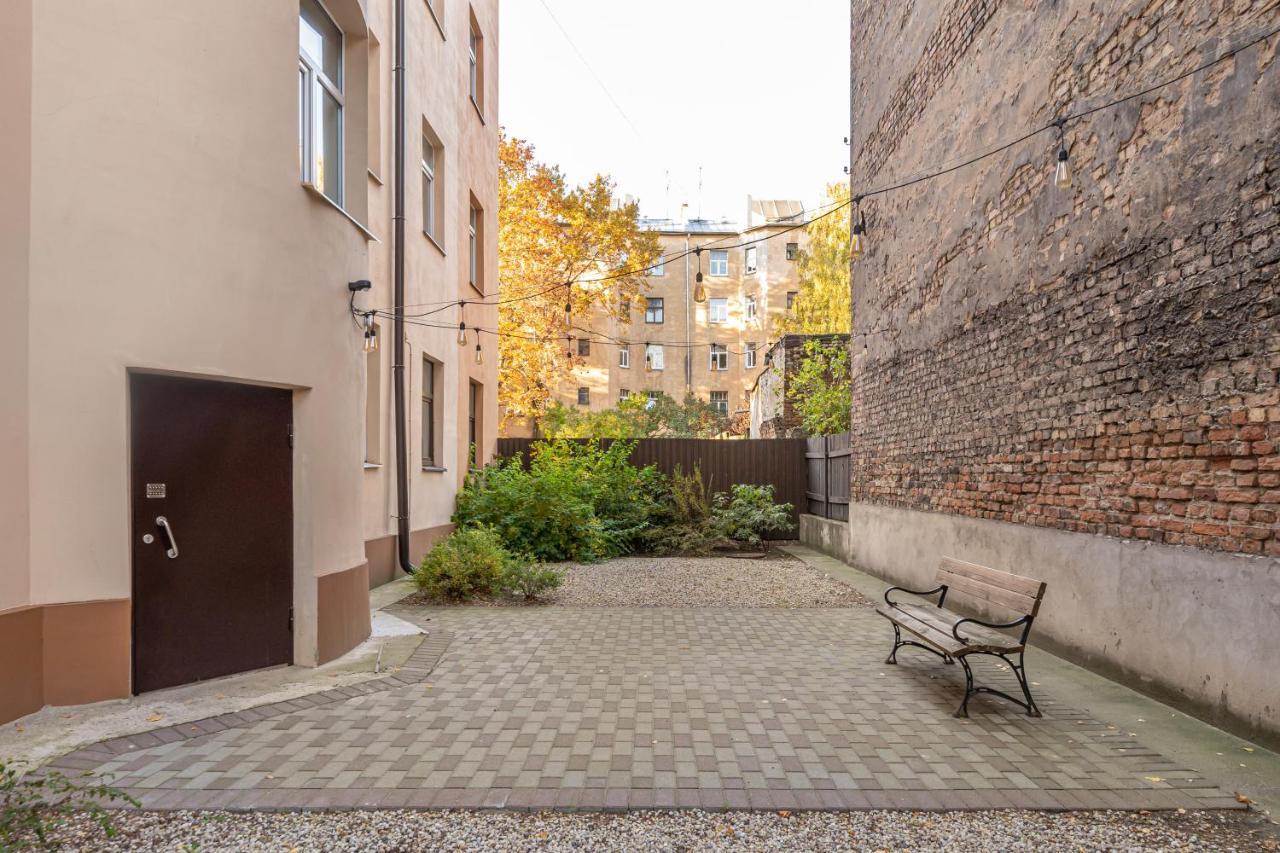 Stylish Latvian Classic 1-Bedroom Apartment Near City Center, Parks & Public Transport Links Riga Esterno foto