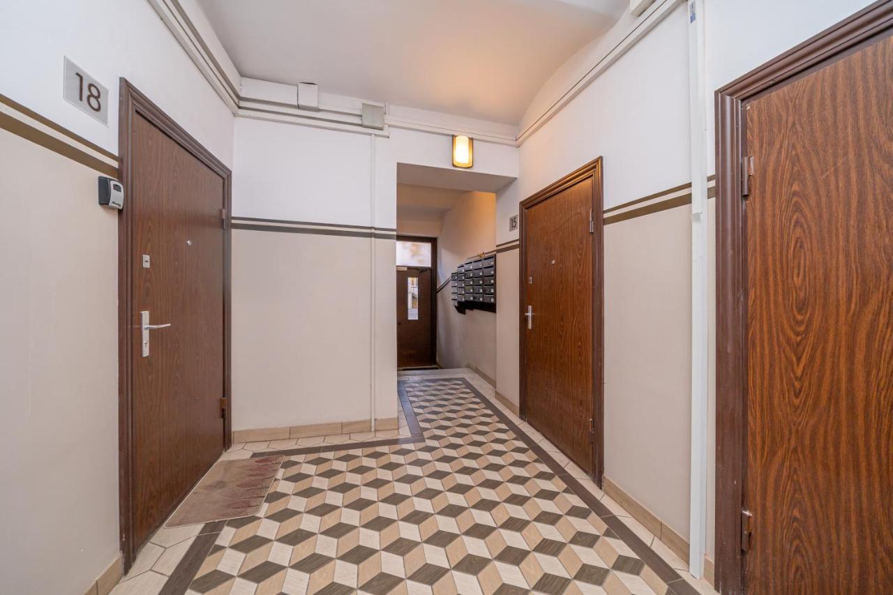 Stylish Latvian Classic 1-Bedroom Apartment Near City Center, Parks & Public Transport Links Riga Esterno foto