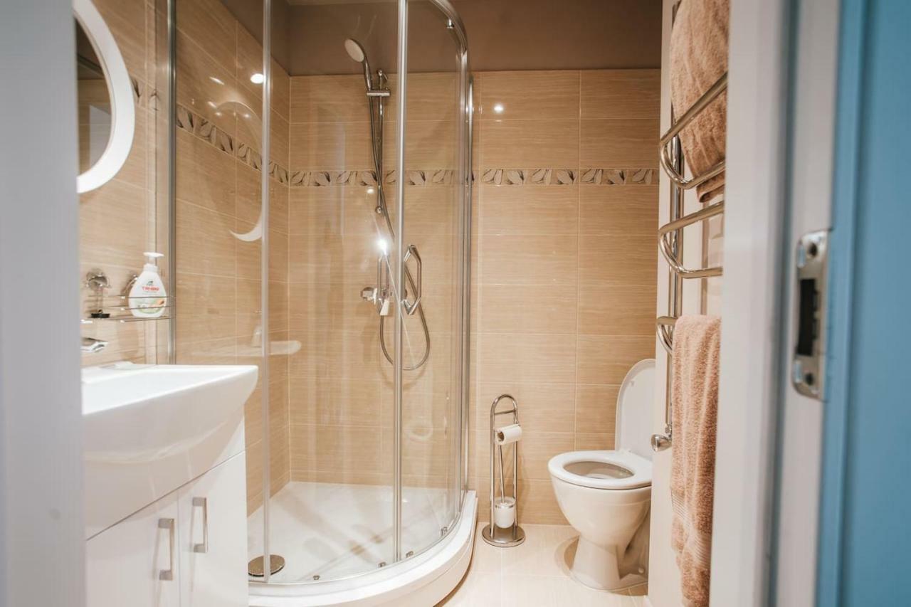 Stylish Latvian Classic 1-Bedroom Apartment Near City Center, Parks & Public Transport Links Riga Esterno foto